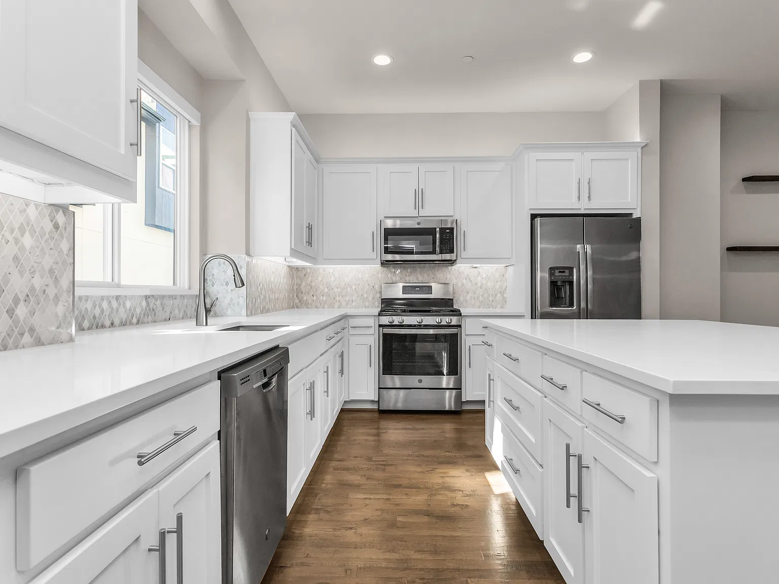 2 bed, 2.5 bath, 2245 sqft, $3,100 — Photo 2