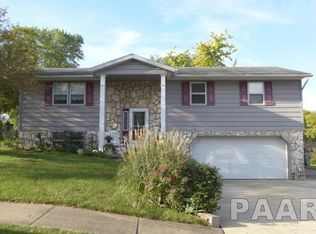 2104 Glenview Dr, Pekin, IL 61554