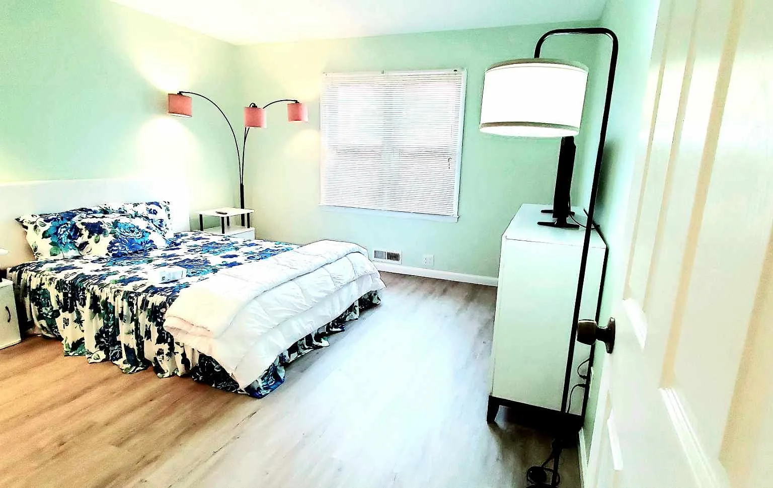 4 bed, 2.0 bath, 1700 sqft, $3,200 — Photo 1