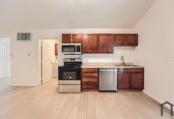 3rd image of 322 S Newton St #322