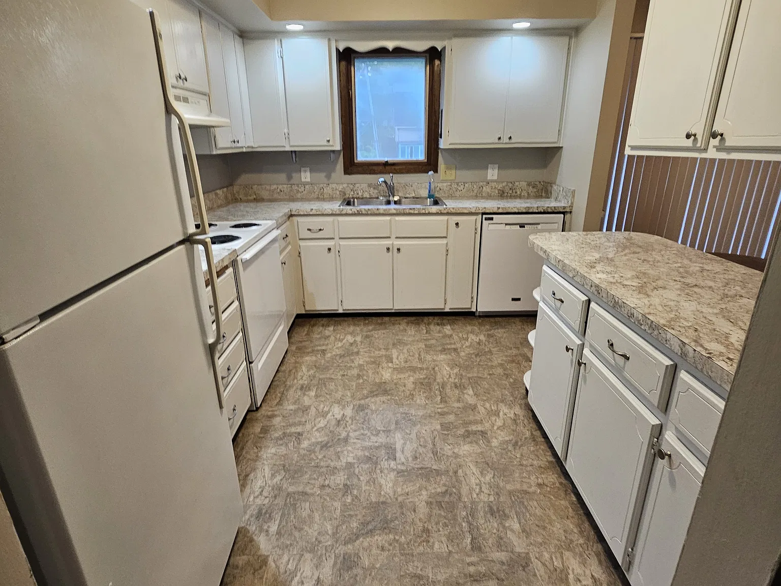 3 bed, 1200 sqft, $1,600 — Photo 3