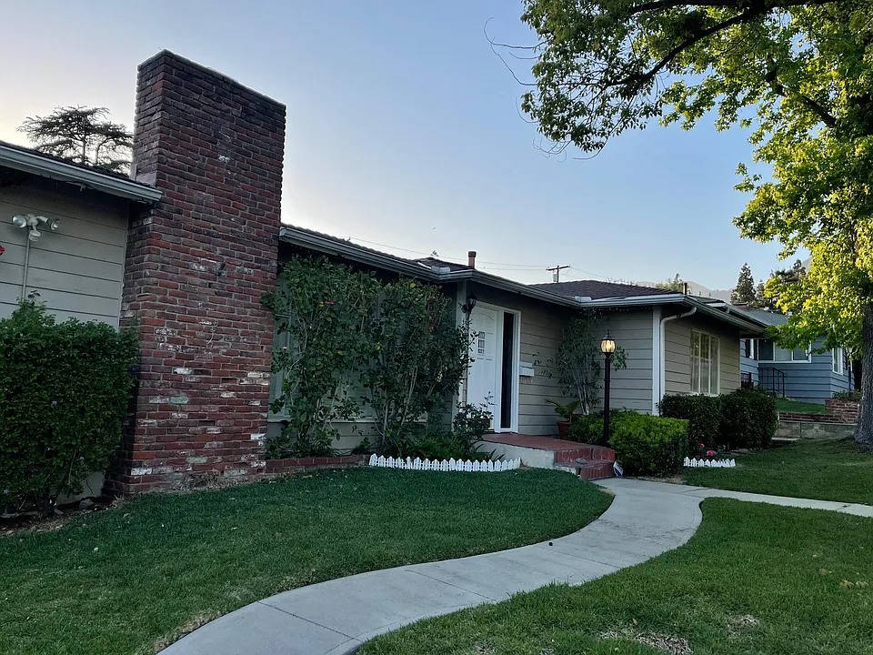 1085 Riviera Dr
