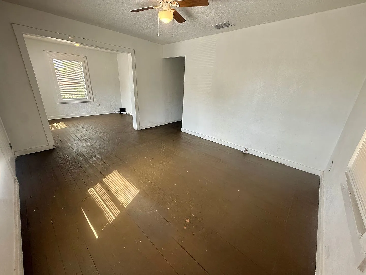 Charming 2-bed/1-bath! — Photo 3
