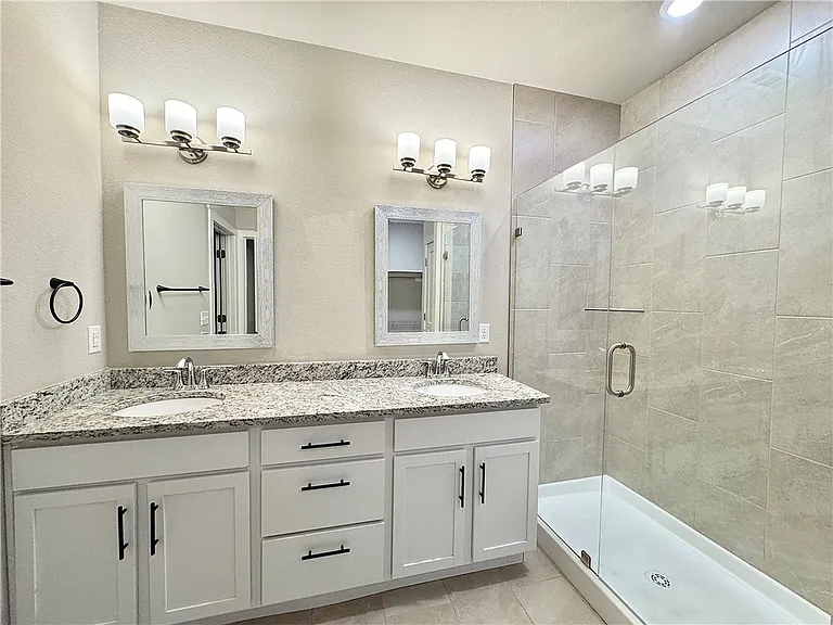 1011 NE Heights Ln — Photo 15