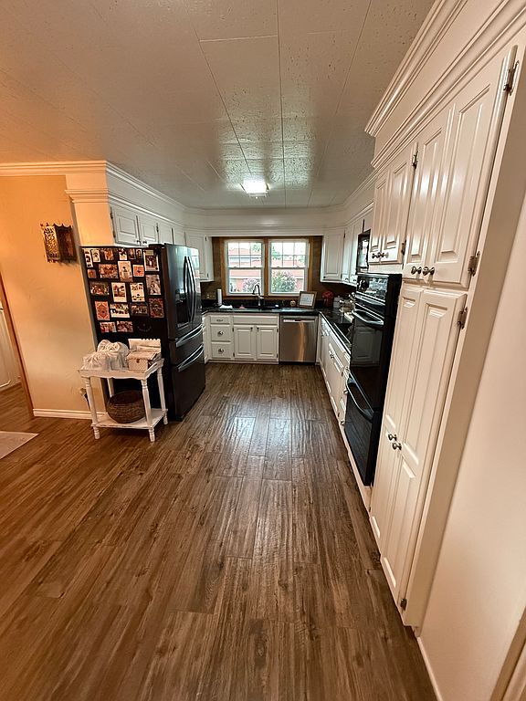 906 Conklin St - Property Image