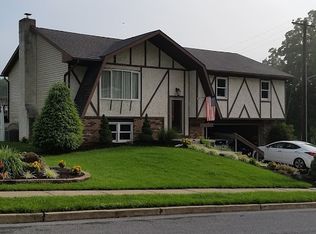 995 Hillcrest Dr S, Macungie, PA 18062