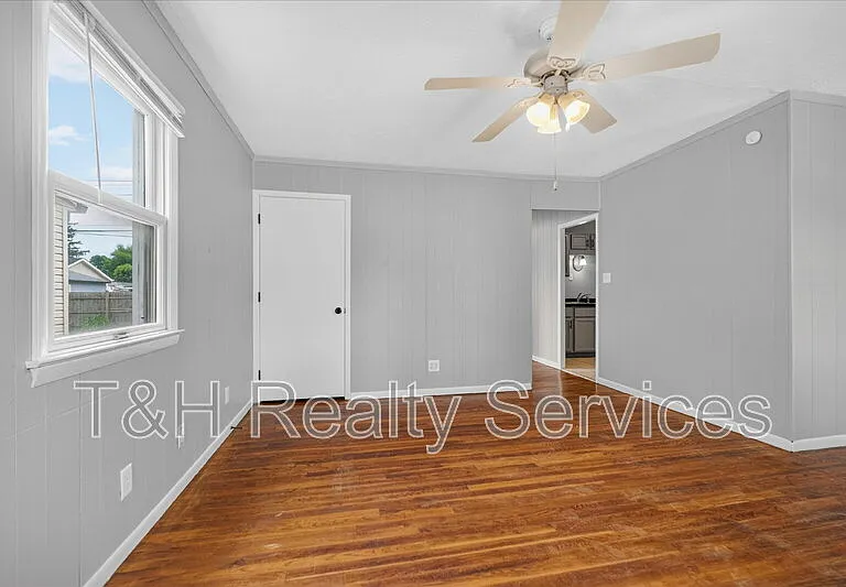 1819 Knox St — Photo 7