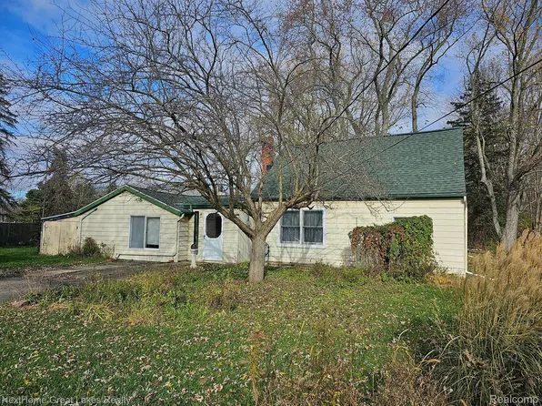 5164 W Carpenter Rd, Flint, MI 48504