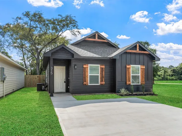 315 N Woodson St, Willis, TX 77378