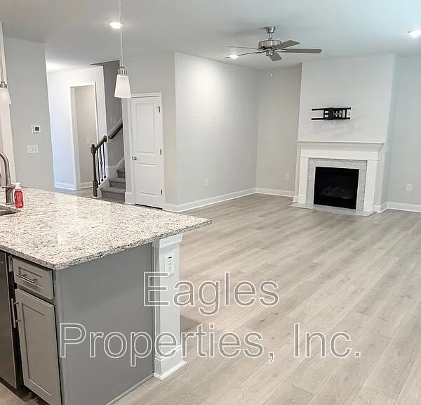 208 Bay Hill Dr — Photo 2