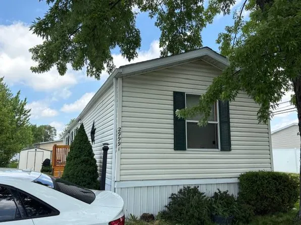 29991 Charleston Ct, New Baltimore, MI 48051