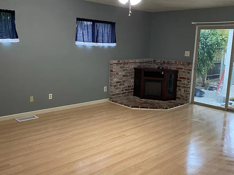 304 Edwards St — Photo 8