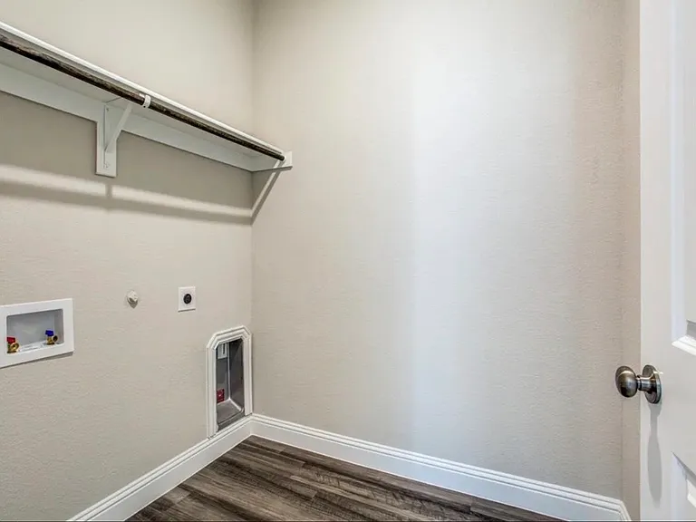 1605 Canals Dr — Photo 30