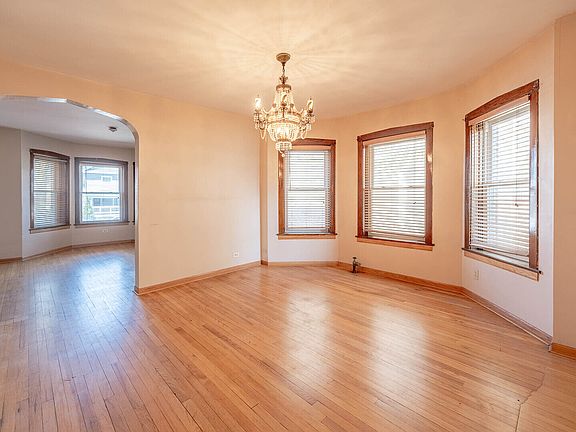 2nd image of 5019 W Montrose Ave
