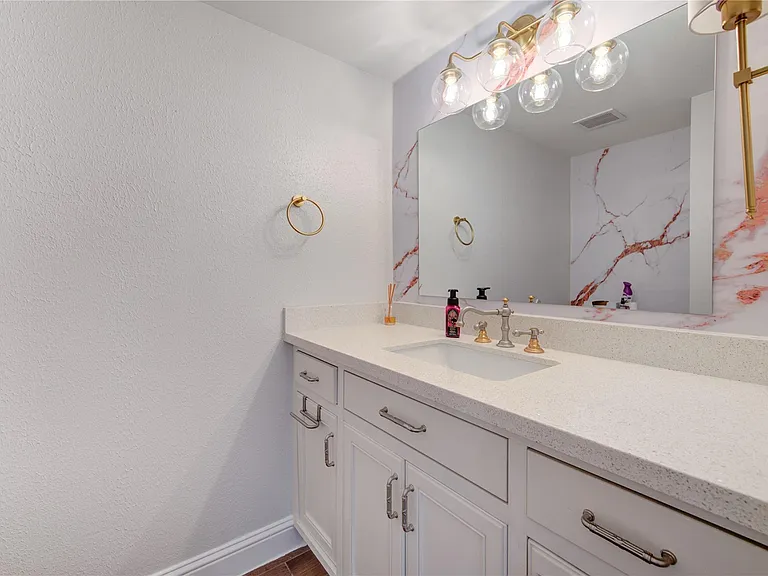438 E Fair Harbor Ln — Photo 16