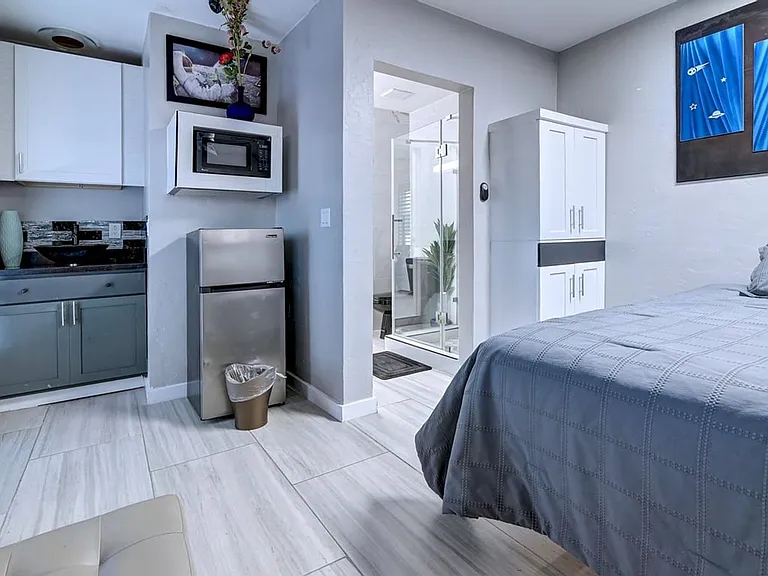 121 W Balboa Dr — Photo 29