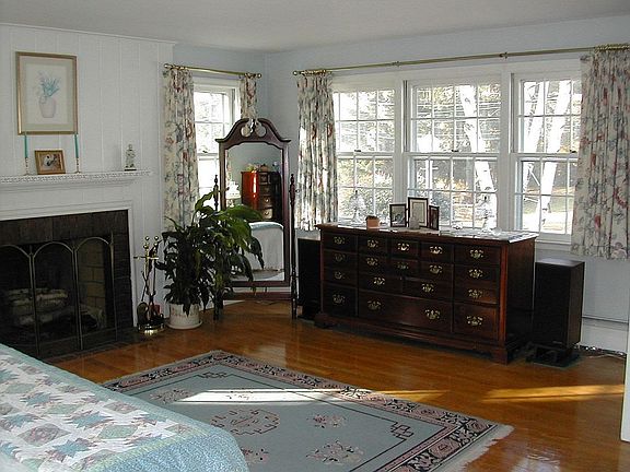 Huge mstr br w/windows on 3 sides