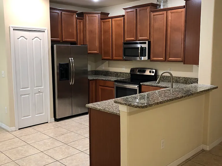 2750 Hampton Green Ln — Photo 4