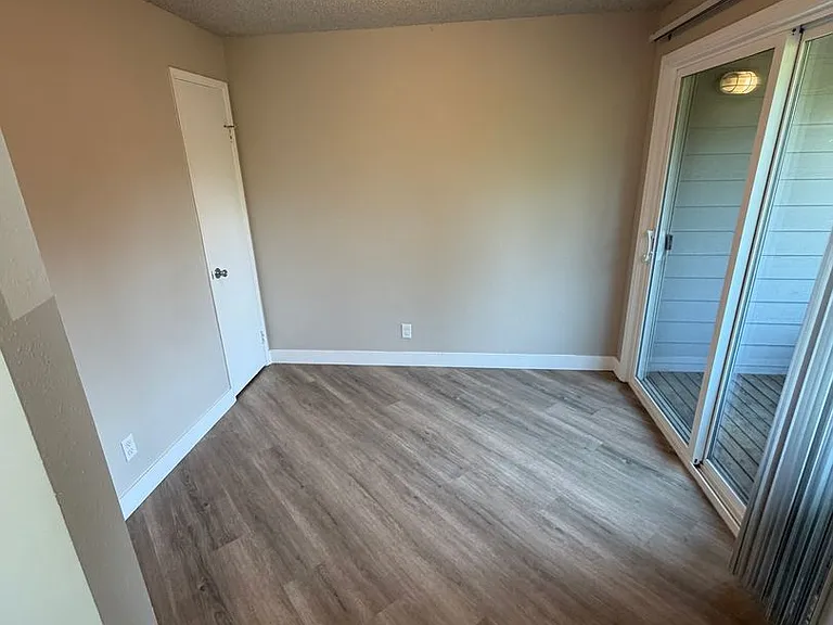 315 NW 9th St #6 — Photo 9