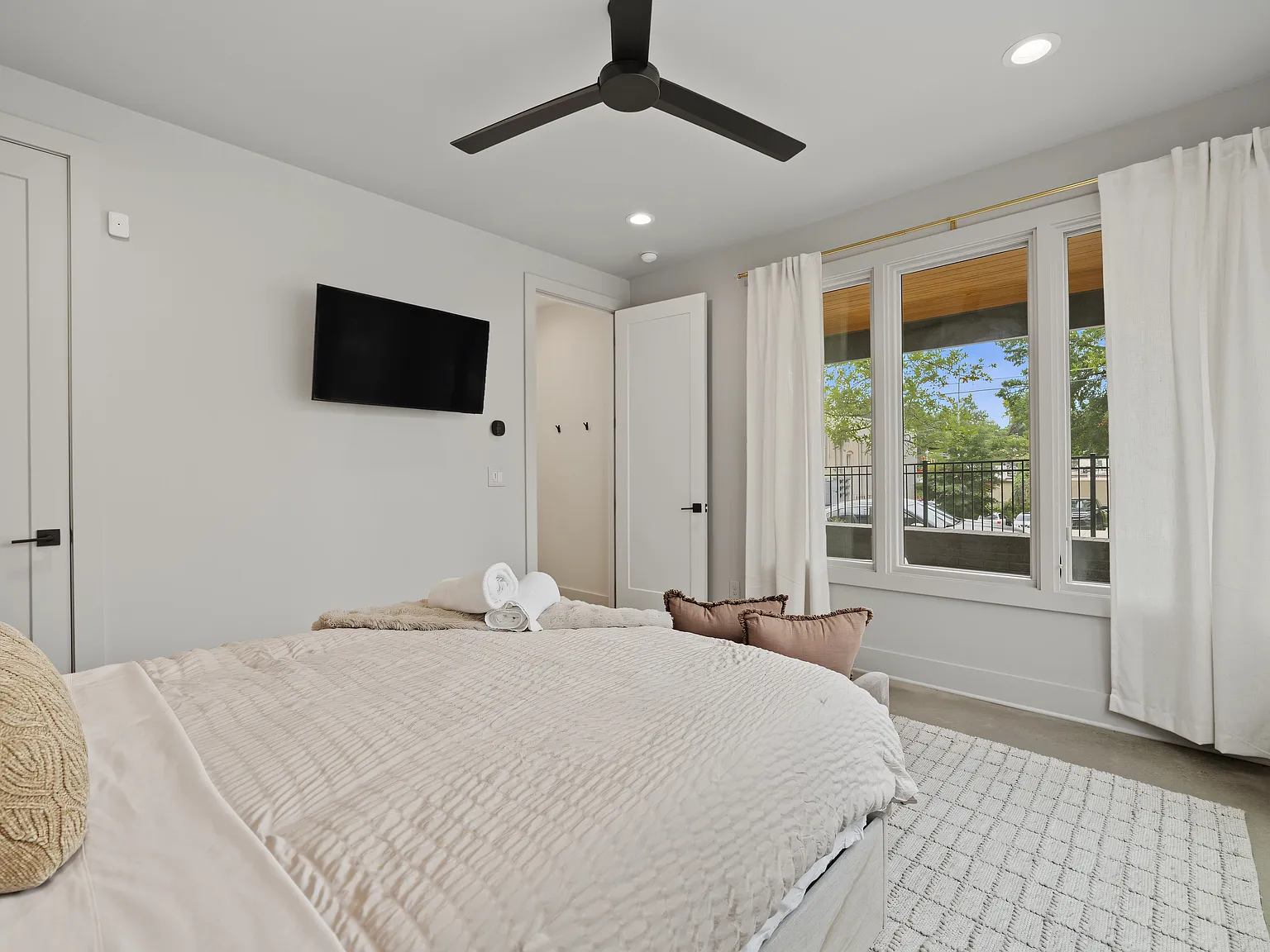 1142 Boulevard Dr NE — Photo 3