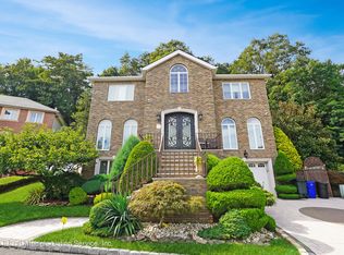 25 Laurie Ct, Staten Island, NY 10304