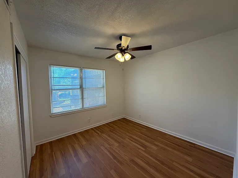 2800 W Fuller Ave — Photo 16