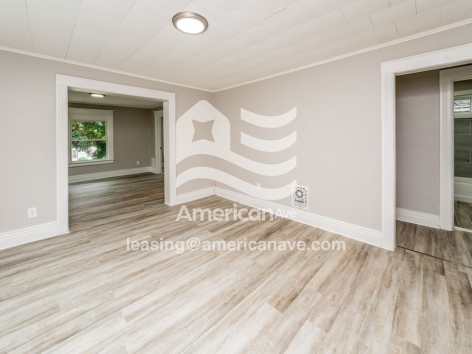 923929_003_living_room_13787855.jpg