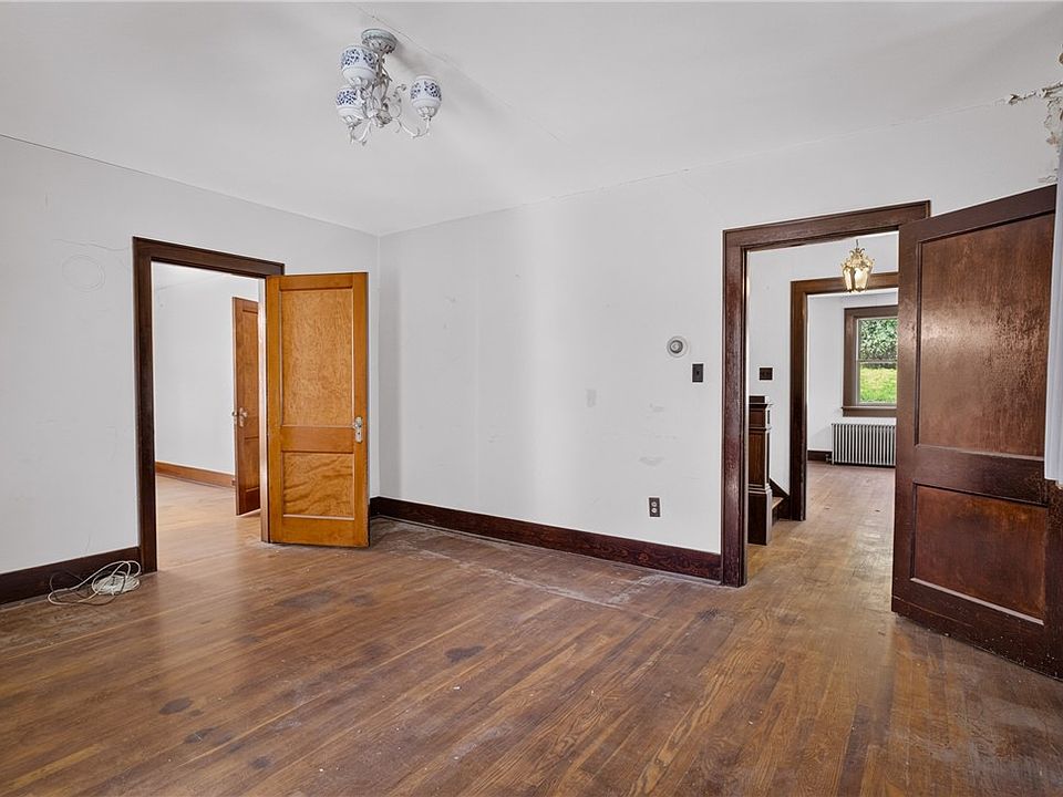 10th image of 121 Kittanning St