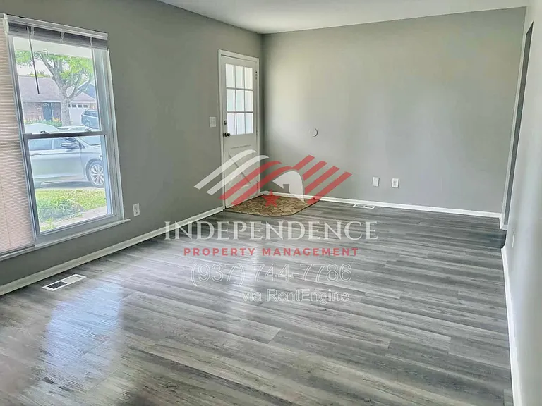 136 Rogers Dr — Photo 2