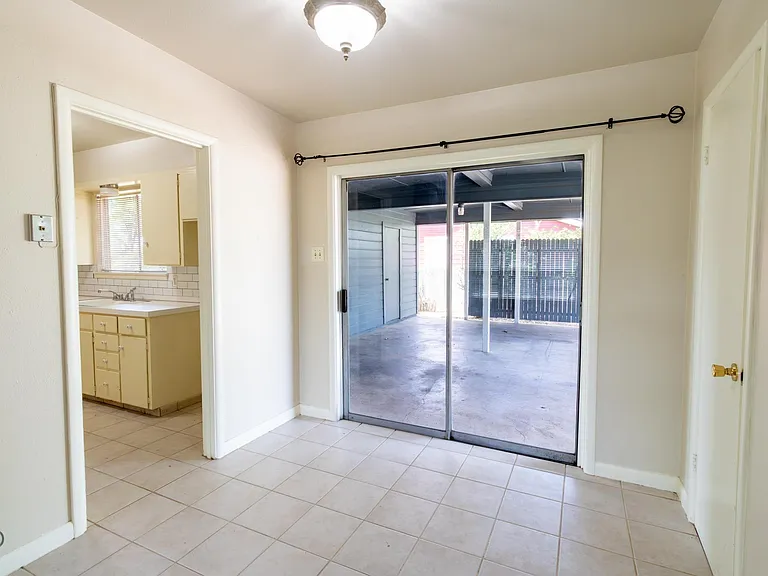 609 W Texas Ave — Photo 9