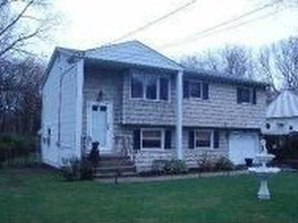 554 Beaver Ln, Ronkonkoma, NY 11779