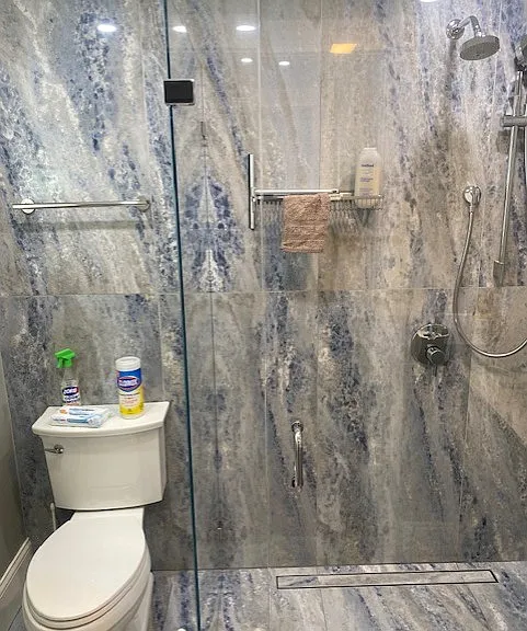 Full bath en suite