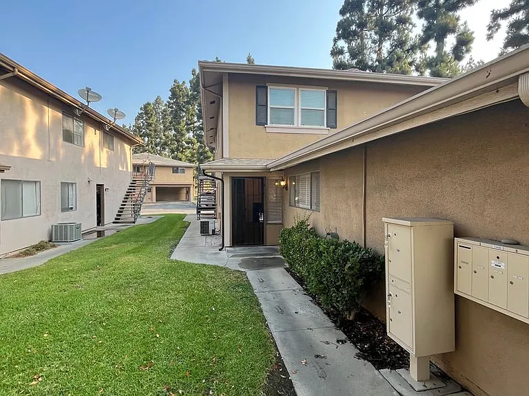 917 W Sierra Madre Ave #2 — Photo 2