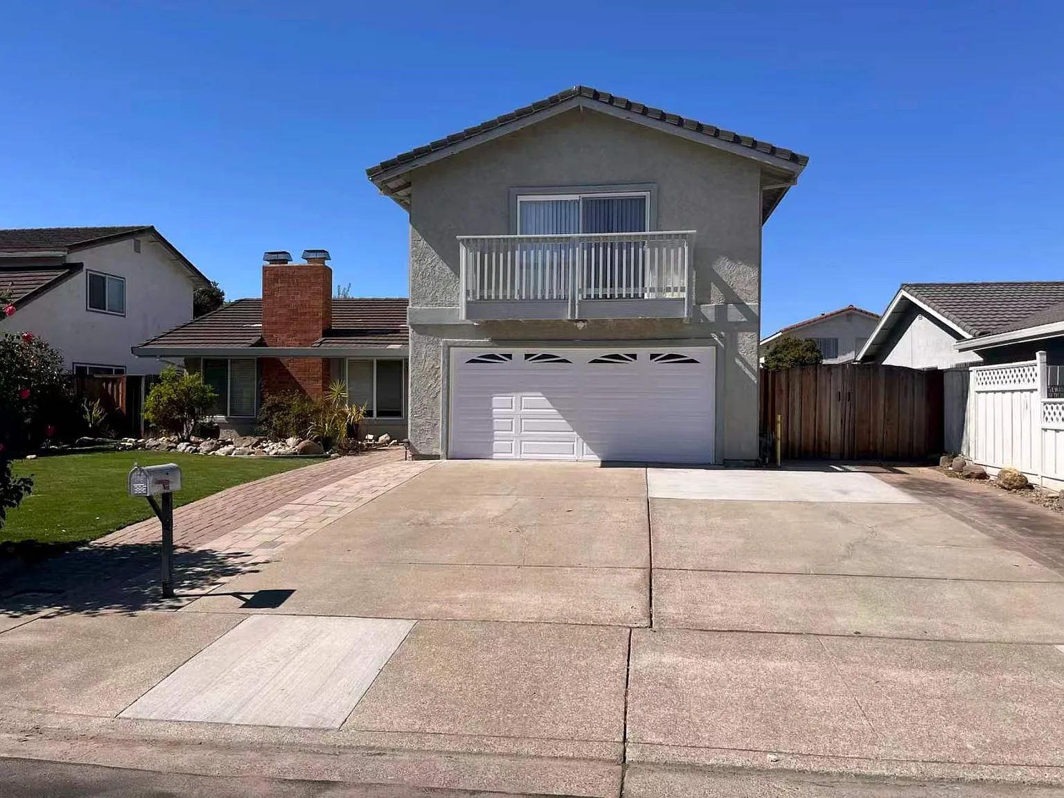 4 bed, 2.5 bath, 1880 sqft, $4,800 — Photo 1