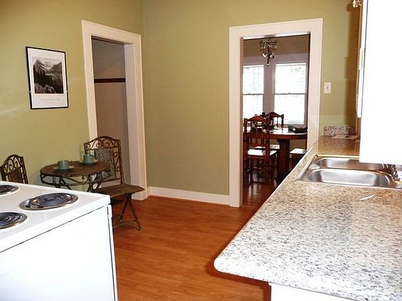 Eat in kitchen