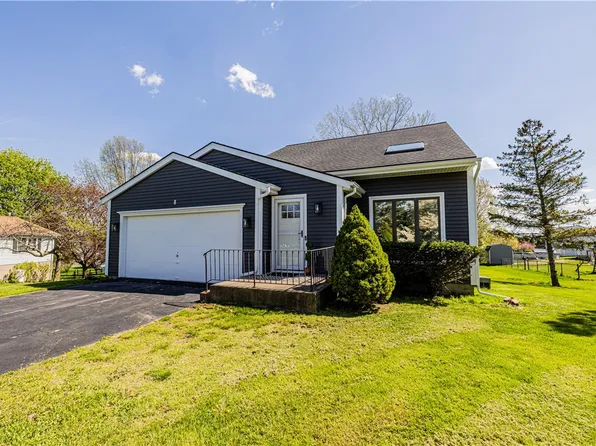 8 Chiswick Dr, Churchville, NY 14428