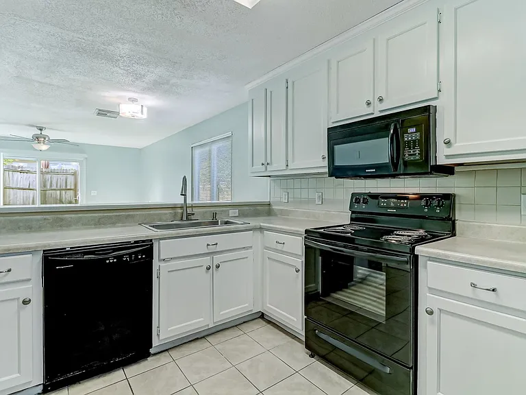 833 Mary St #B — Photo 6