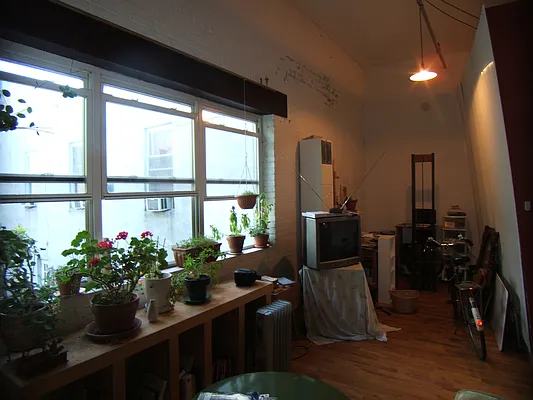 Rented by Joel Weisz, LREB | media 4
