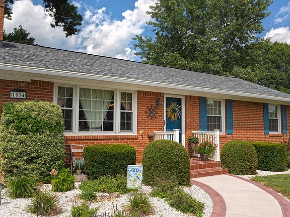 2nd image of 1834 Bridle Ln