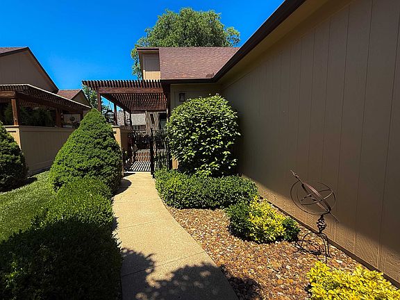 2nd image of 1043 Burr Oak Ln