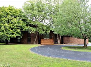 2704 Hendrix Dr, Bloomington, IL 61704