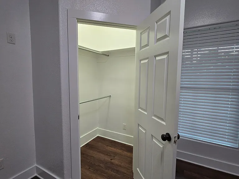 715 E Queen St — Photo 15