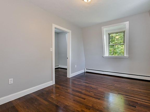 5th image of 81 Marshall St N