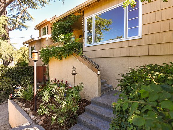 3rd image of 10 Brookside Dr