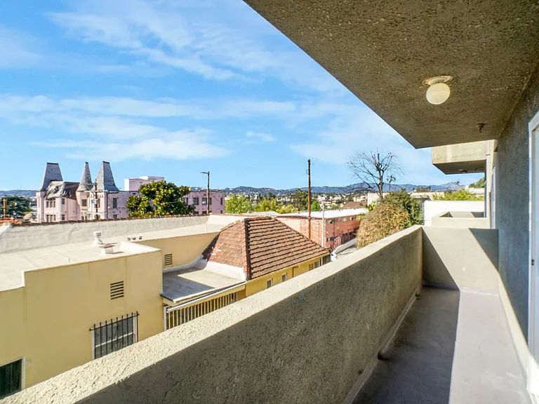 511 Carondelet Apartments — Photo 21