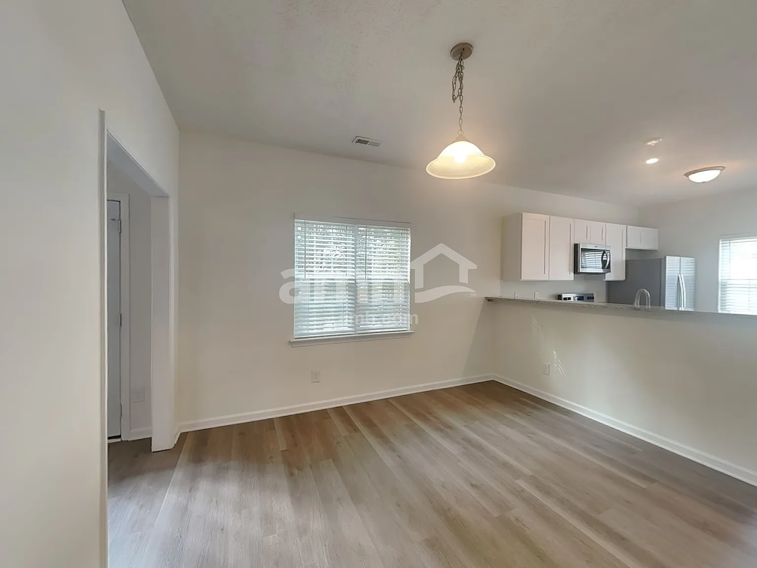 3 bed, 2.5 bath, 1585 sqft, $1,910 — Photo 4