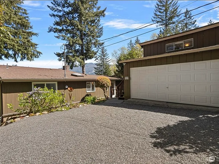Alder Dr — Photo 16
