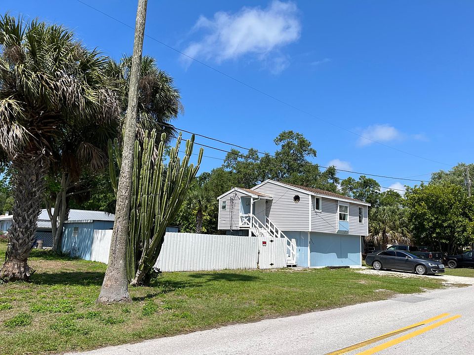 First floor apartment in two unit building. Residential neighborhood in the heart of Seminole. Walking distance from restaurants and shopping.