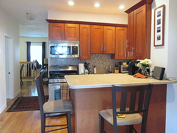 4th image of 514 1/2 E 3rd St