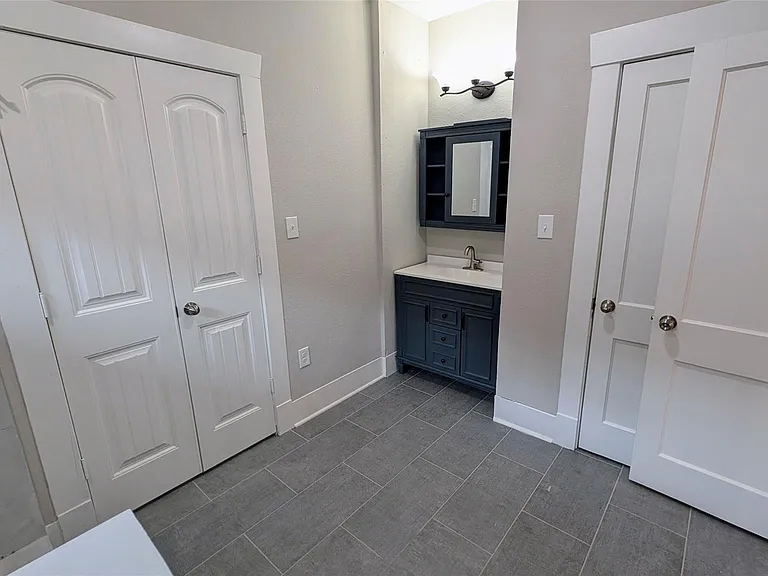 1133 W Gray St — Photo 5